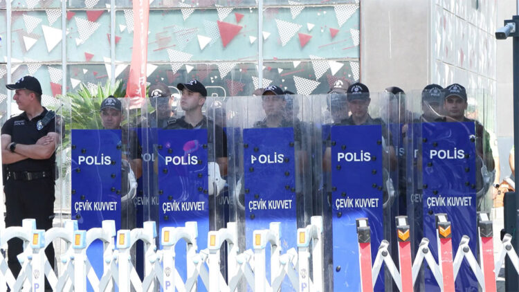 CHP'nin eski İl Başkanlığı binası önündeki abluka sona erdi