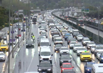 İstanbul haftanın ilk mesai gününe yoğun trafikle başladı