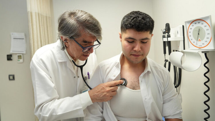 Göğüs ağrısı genç yaşlarda ciddi kemik problemlerine yol açabilir