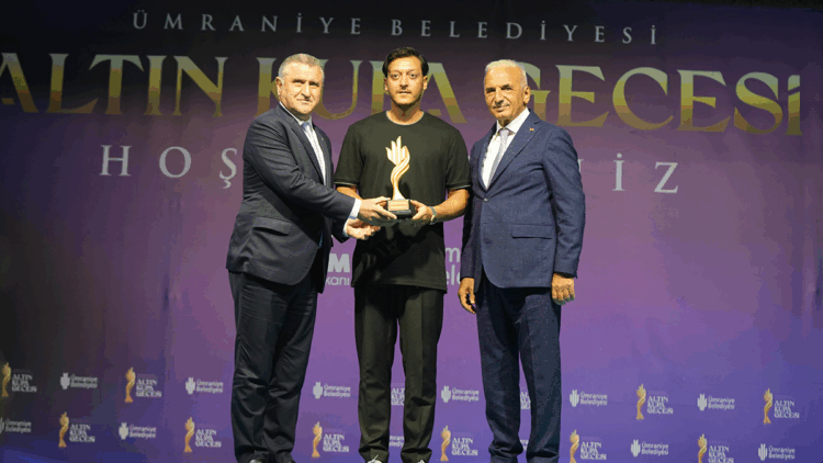 ‘Yılın spor insanı’ eski futbolcu Mesut Özil seçildi