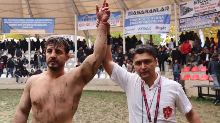 102'nci Uluslararası Cumhuriyet Karakucak Güreşleri'nde Başpehlivan Mustafa Sessiz oldu