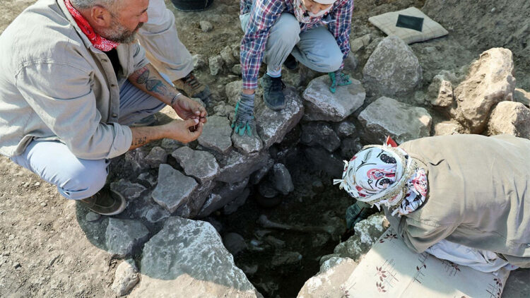 Çayönü Tepesi'nde 8 mezar gün yüzüne çıkarıldı