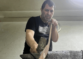 15 yıldır kişiye özel ve dönemin estetiğine uygun kılıç üretiyor