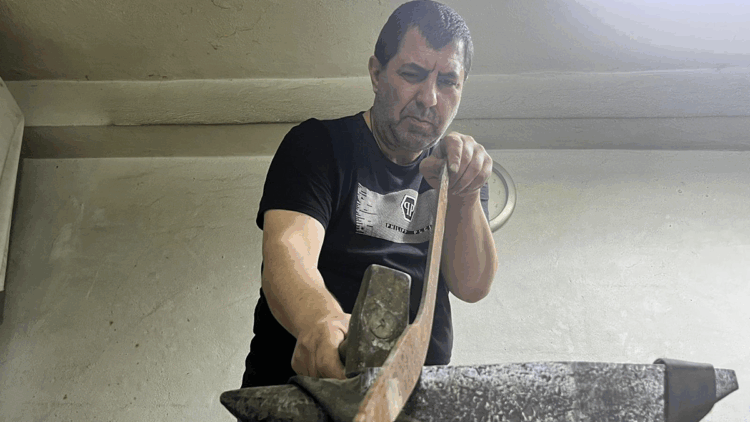 15 yıldır kişiye özel ve dönemin estetiğine uygun kılıç üretiyor