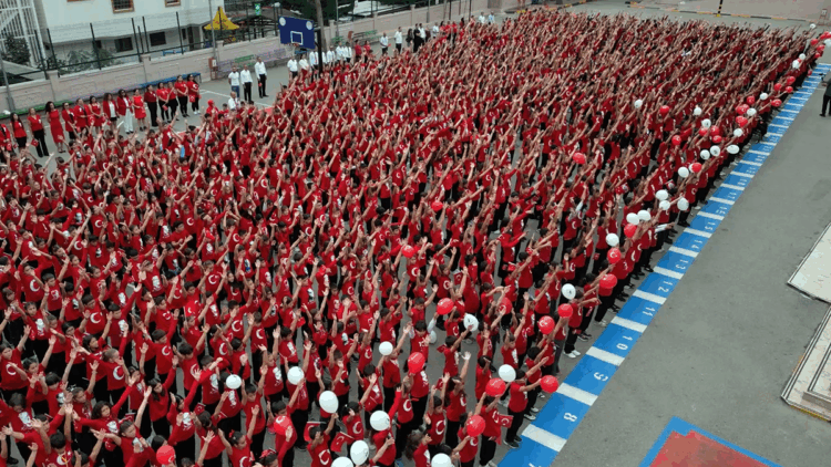 1500 öğrenci, söyledikleri şarkılarla Cumhuriyet'i kutladı