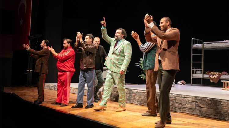 İzmir Büyükşehir Belediyesi Şehir Tiyatroları sezonu yeni sahnesinde açtı