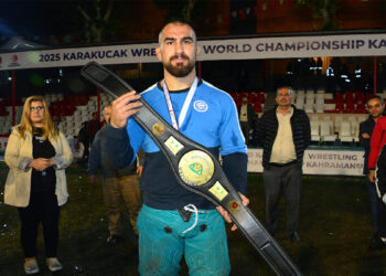 1'inci Dünya Karakucak Güreş Şampiyonası'nın başpehlivanı Feyzullah Aktürk oldu
