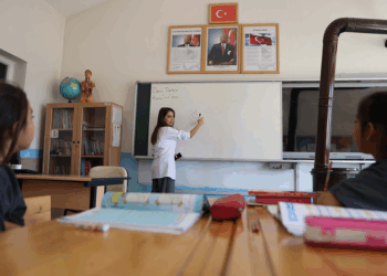 2 öğrencili okulda hem öğretmenlik hem arkadaşlık yapıyor