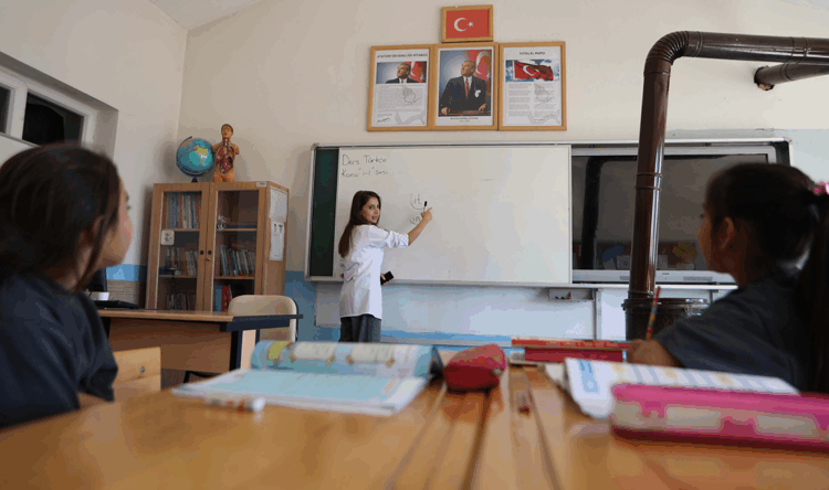 2 öğrencili okulda hem öğretmenlik hem arkadaşlık yapıyor
