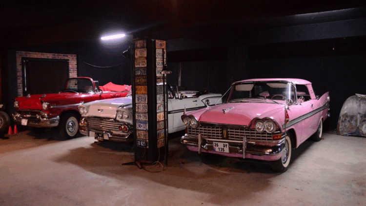 30 yıl yaşadığı Amerika’dan getirdiği klasik otomobillere özenle bakıyor