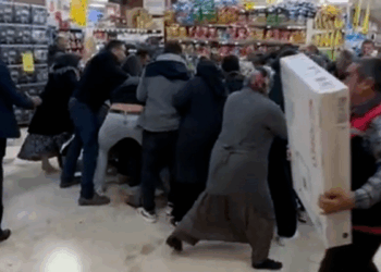 32 ekran televizyonlar bin liraya satışa sunulunca izdiham yaşandı
