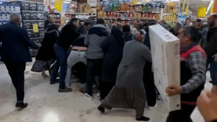 32 ekran televizyonlar bin liraya satışa sunulunca izdiham yaşandı