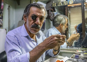 Diyarbakırlı antika saat ustası yarım asırdır saatleri tamir ediyor