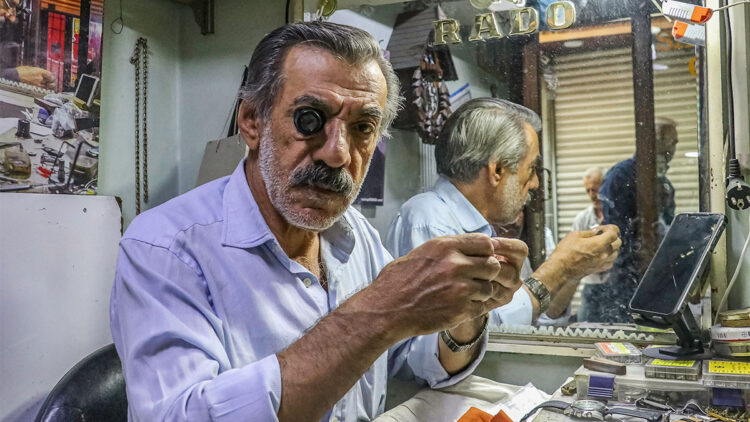 Diyarbakırlı antika saat ustası yarım asırdır saatleri tamir ediyor