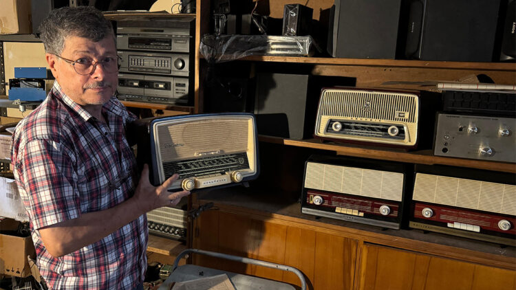 55 yıldır antika radyo tamiri yapıyor