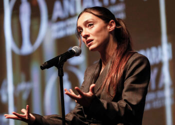 Merve Dizdar 62'nci Altın Portakal Film Festivali'nde başarı ödülü aldı