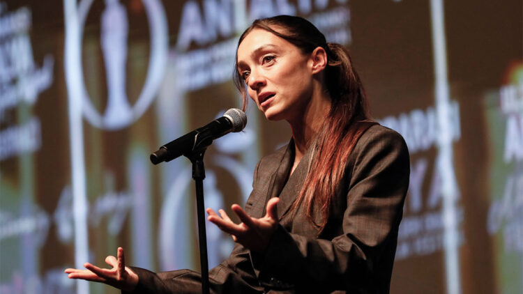 Merve Dizdar 62'nci Altın Portakal Film Festivali'nde başarı ödülü aldı