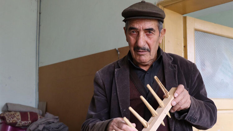Tahta parçalarından yaptığı ürünlerle geçimini sağlıyor