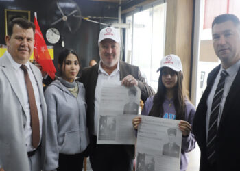 Cumhuriyet'in 102'nci yılında 102 öğrenci gazete, bayrak ve şapka dağıttı