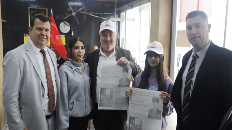Cumhuriyet'in 102'nci yılında 102 öğrenci gazete, bayrak ve şapka dağıttı