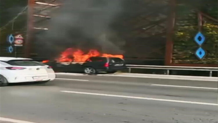 Maltepe'de seyir halindeki otomobil alev alev yandı