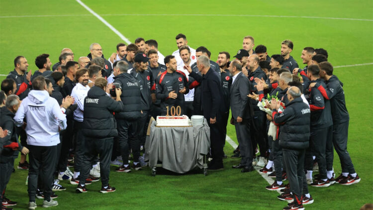 A Milli Takım’da ‘dalya’ diyen Çalhanoğlu’na 100'üncü maç pastası