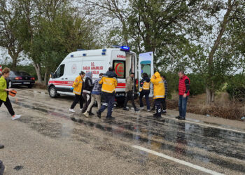 Adana'da tarım işçilerini taşıyan midibüs devrildi