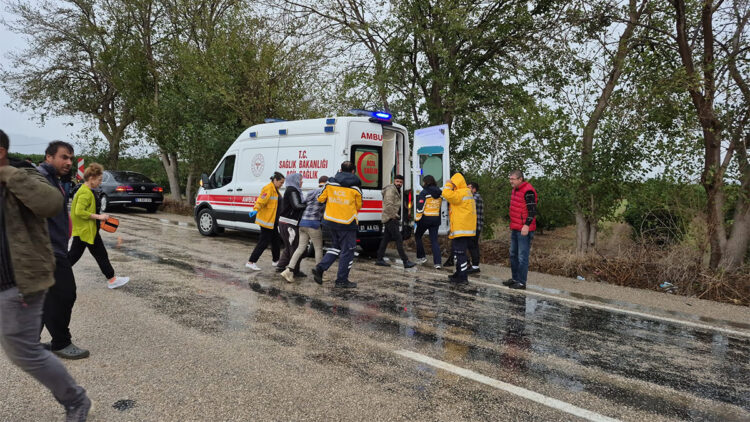 Adana'da tarım işçilerini taşıyan midibüs devrildi