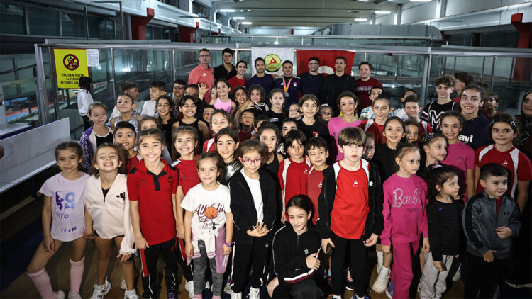 Adem Asil'e küçük sporculardan büyük ilgi