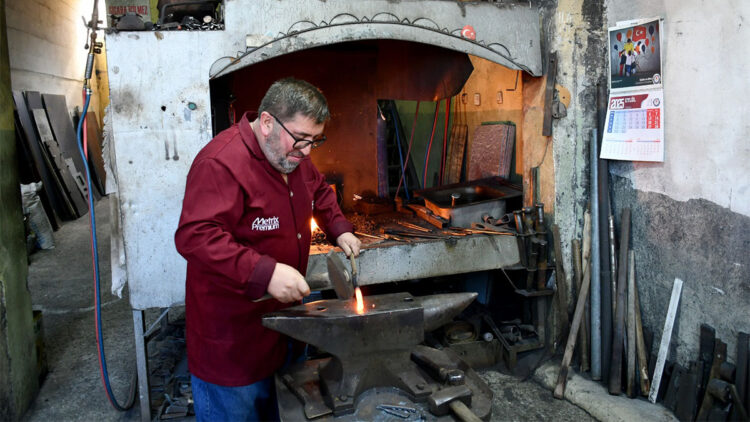 'Ahi esnaf beratı' alan Ahmet Yavuz, 45 yıldır demir dövüyor