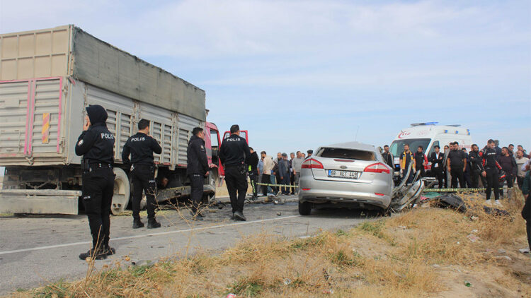 Aksaray'da kamyonla çarpışan otomobildeki 3 kardeş öldü