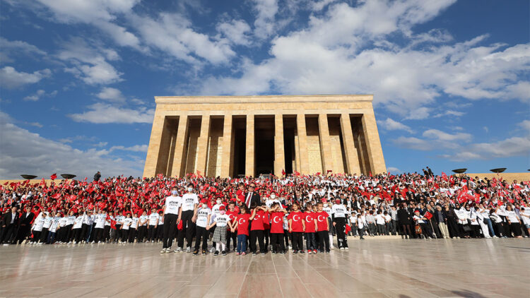 LÖSEV'den 100 bin kişi Anıtkabir'i ziyaret etti