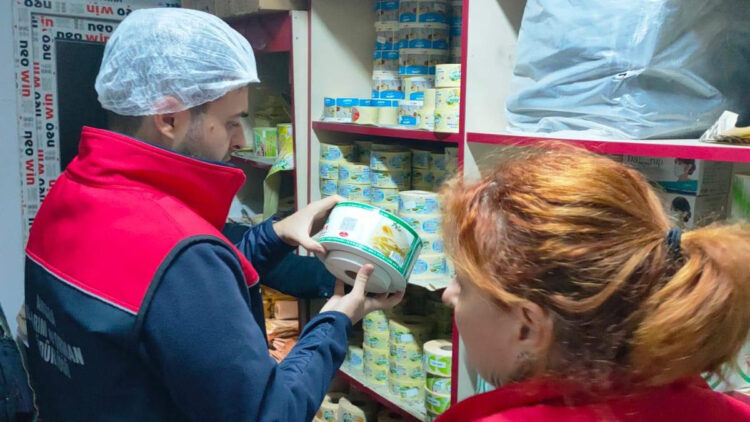 3 tonun üzerinde bozuk süt ürününü vatandaşlara yedireceklerdi
