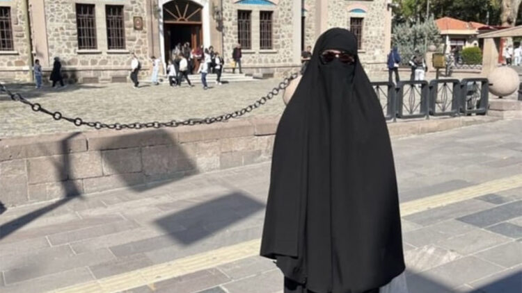 Çarşaf giyerek metroda dolaşan erkek gözaltına alındı