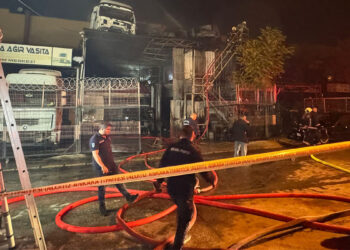 Ankara'da oto tamirhanesinde çıkan yangında araçlar zarar gördü