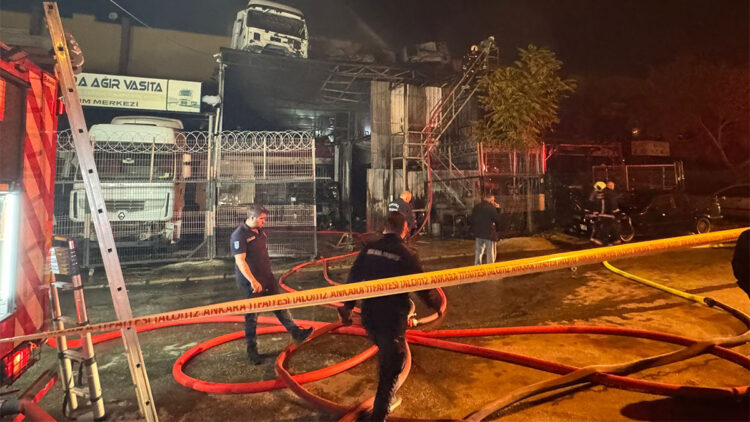 Ankara'da oto tamirhanesinde çıkan yangında araçlar zarar gördü