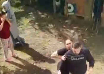 Annesini ve kız kardeşini darbetti; o anlar kamerada