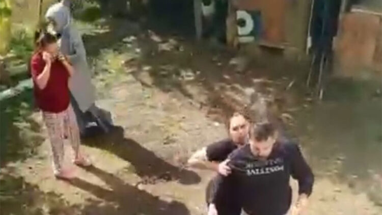 Annesini ve kız kardeşini darbetti; o anlar kamerada