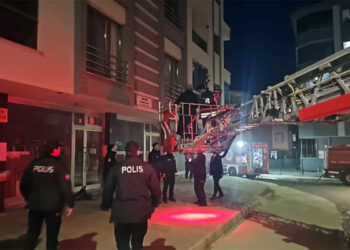 Otomobilde patlama sonrası yangın; 9 kişi itfaiye merdiveniyle kurtarıldı