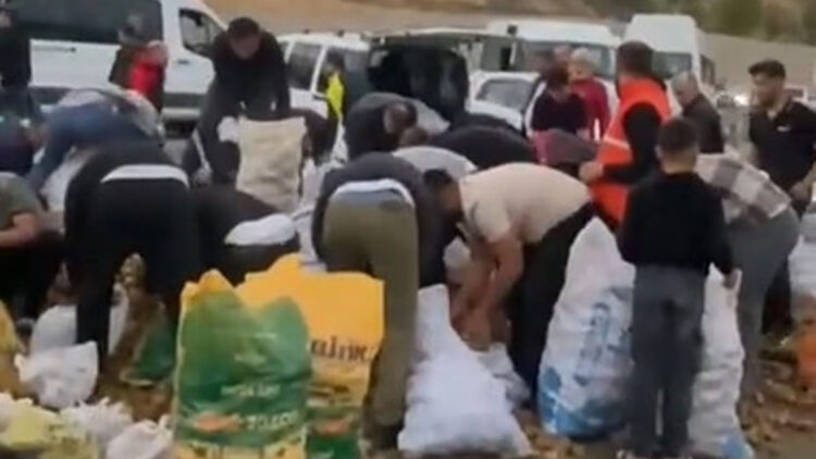 Arızalanan kamyonetindeki patatesleri vatandaşlara ücretsiz dağıttı