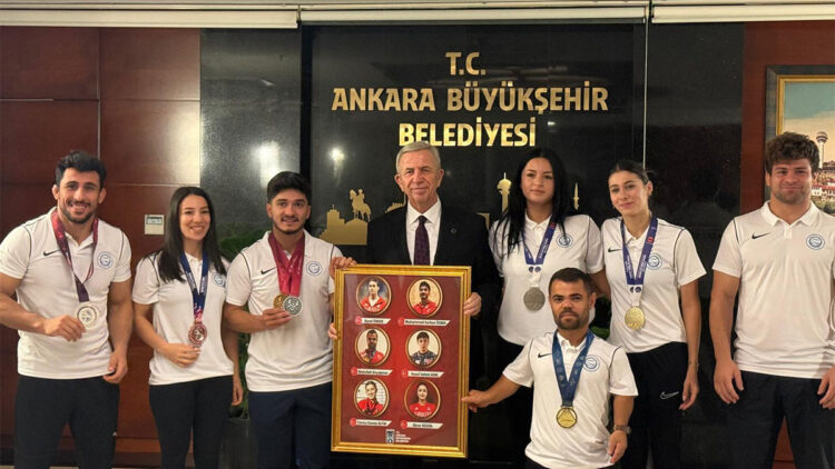 ASKİ Spor'un dünya şampiyonları, Mansur Yavaş’ı ziyaret etti