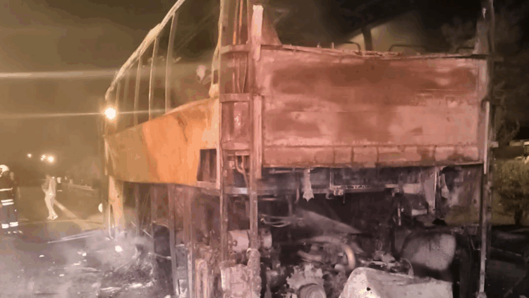 Adana'da seyir halindeki yolcu otobüsü yandı