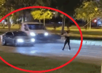Alkollü kadın, trafikteki araçların önünü kesip, sürücülere tekme attı