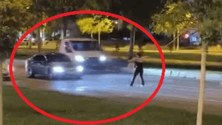 Alkollü kadın, trafikteki araçların önünü kesip, sürücülere tekme attı