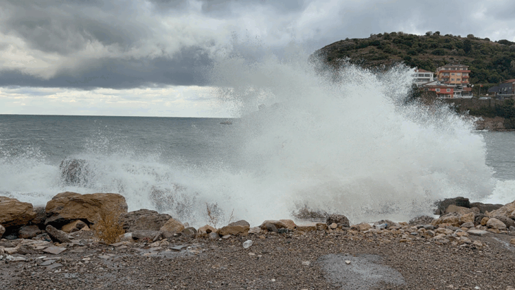Amasra'da kuvvetli rüzgar; dalga boyu 4 metreye ulaştı