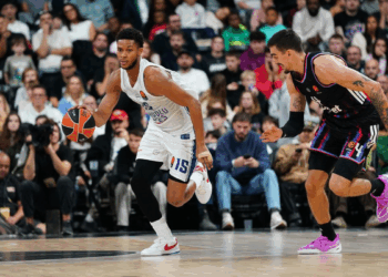 Anadolu Efes, Paris Basketball'u 90-80 mağlup etti