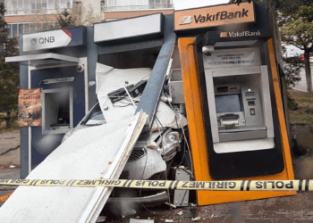 Ankara'da otomobil ATM'ye girdi; sürücü yaralandı