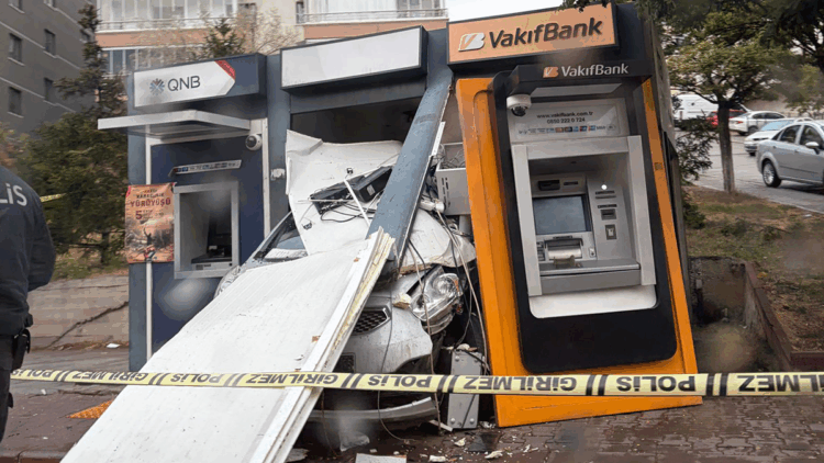 Ankara'da otomobil ATM'ye girdi; sürücü yaralandı
