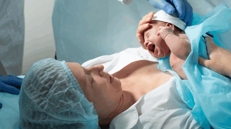 Anne ve bebek için en sağlıklı başlangıç normal doğum