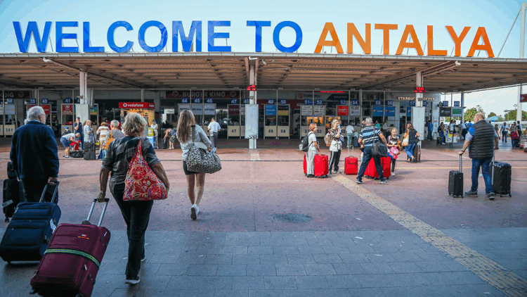Antalya turizminde yeni 2 rekor; her 4 turistten 1'i Rus